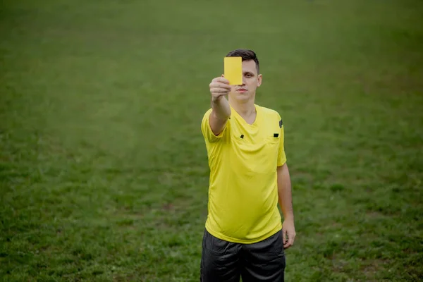 Árbitro Mostrando Cartão Vermelho Para Jogador Futebol Futebol Descontente Durante — Fotografia de Stock