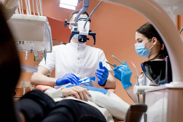 牙医用棺材来治疗妇女的牙齿 牙科设备 — 图库照片