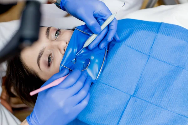 Bir Dişçi Bir Kadının Dişlerini Kabartma Barajı Kullanarak Tedavi Eder — Stok fotoğraf
