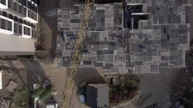 Vinç ve monolituc bina yapım aşamasında. İnşaat alanı