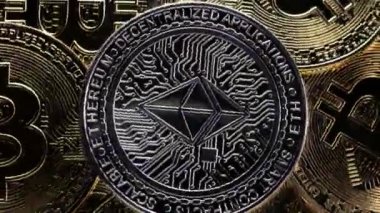 ETH, bitcoins arkaplan, kripto para yatırım kavramı üzerine Ethereum sikke.