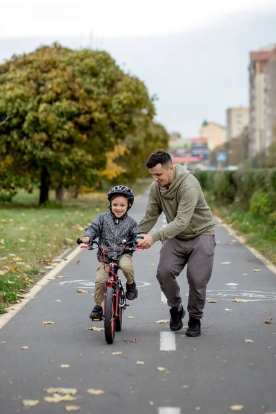 Pai Ensina Seu Filho Andar Bicicleta Caminho Bicicleta Parque Pai — Fotografia de Stock