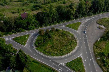 Çevresel çevre yolu hava manzarası üzerinde dönen araba ve kamyon trafiği.