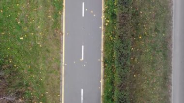 Sonbahar parkında bisiklet yolunda uçarken.