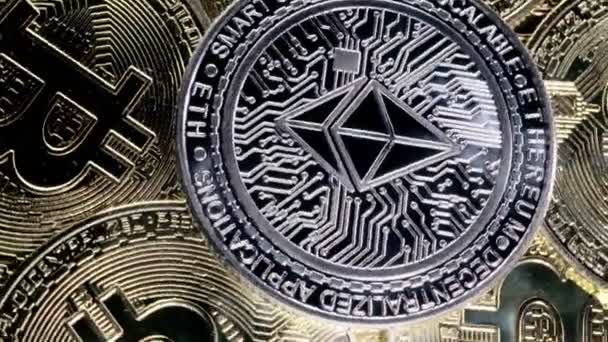 Eth Ethereum Coin Auf Bitcoins Hintergrund Kryptowährungsinvestitionskonzept — Stockvideo
