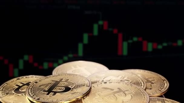 Många Gyllene Bitcoins Rotera Bakgrunden Med Handel Diagram Fysisk Bitcoin — Stockvideo