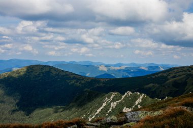 Dağ sırasının inanılmaz manzarası. Dağ manzarası.