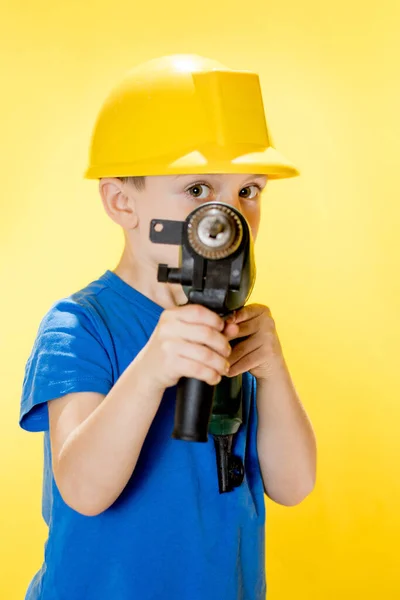 Lindo Chico Casco Construcción Con Taladro Sus Manos — Foto de Stock