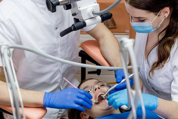 Dentista Fotografa Denti Del Paziente Dopo Trattamento — Foto Stock