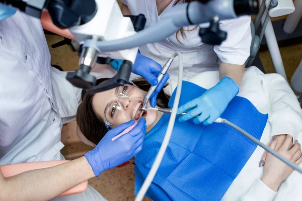 Dentista Con Assistente Microscopio Cura Denti Del Paziente Moderna Odontoiatria — Foto Stock