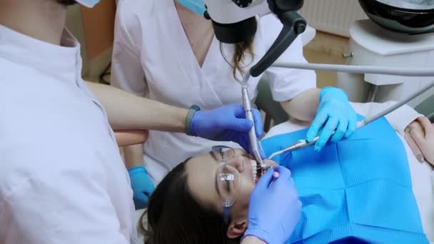 Dokter Gigi Dengan Asisten Bawah Mikroskop Merawat Gigi Pasien Modern — Stok Video