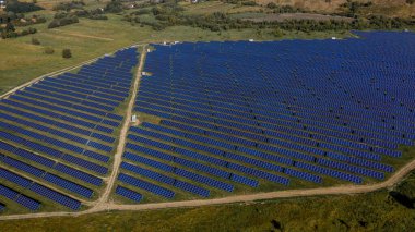 Güneş panelleri havadan görünüyor. Hava manzaralı polar paneller. Güç çiftliği temiz enerji üretiyor. Güç çiftliği temiz enerji üretiyor.