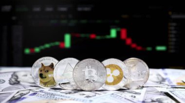 Sikke Bitcoin, Ethereum, Litecoin, Shiba ve Ripple bilgisayar ekranındaki kripto para ticareti grafiğinde dolar üzerinde. Dijital para, bankacılık, yatırım, finans ve iş konsepti.