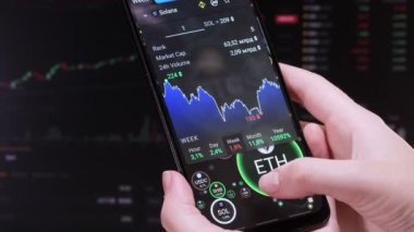 Kripto para çiftleri. Kabarcık Çizelgesi, Grafik. Faiz, endeks, düşüş, büyüme, mobil bir uygulamanın akıllı telefon ekranındaki numaralar. Komisyoncu ekrana parmağıyla dokunur, mali göstergeleri analiz eder SOL.