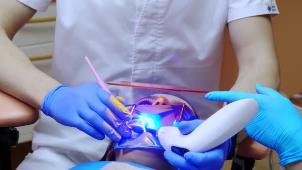 Dentysta Leczy Zęby Kobiety Przy Użyciu Kufra Sprzęt Dentystyczny — Wideo stockowe