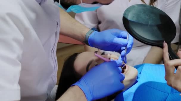 Dentysta Asystentem Pod Mikroskopem Leczy Zęby Pacjenta Nowoczesna Stomatologia Progresywna — Wideo stockowe