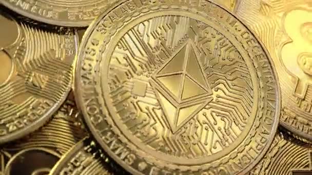 Eth Ethereum Coin Auf Bitcoins Hintergrund Kryptowährungsinvestitionskonzept — Stockvideo