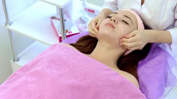 Relaxovaná Žena Ležící Lázeňském Lůžku Pro Masážní Ošetření Obličeje Hlavy — Stock video