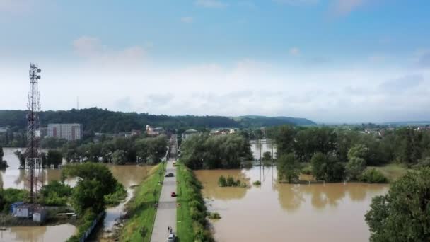 気候変動と地球温暖化の影響 大雨の後に洪水の村 農場やフィールド 環境自然災害 世界の大災害の概念 — ストック動画