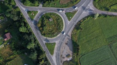 Çevresel çevre yolu hava manzarası üzerinde dönen araba ve kamyon trafiği.