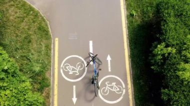 Bisiklet, bisiklet ve bisiklet sürücülerinin arka planında bisiklet..