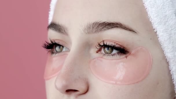 Plesant Çıplak Kız Aynanın Önünde Yüzüne Kolajen Göz Maskesi Takıyor — Stok video