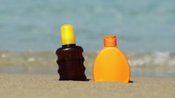 暖かい晴れた日に熱帯の海辺の砂浜に設置された日焼け止め保護の閉鎖 スキンケアコンセプト — ストック動画