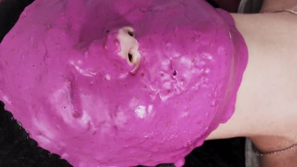 살롱에서 피부에 화장품을 바르는 마스트 라이징 마스크를 치료법 — 비디오