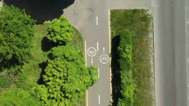 Πινακίδες Ποδηλάτων Στο Δρόμο Ποδήλατο Στην Πόλη — Αρχείο Βίντεο
