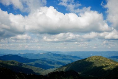Dağ sırasının inanılmaz manzarası. Dağ manzarası.
