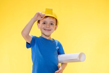 Küçük bir çocuk elinde projeyle ünlü bir mimar olmayı hayal ediyor..