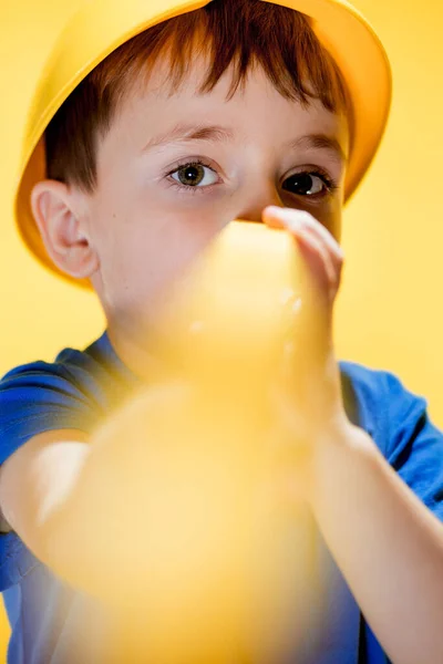 Kleuter Een Helm Met Een Bouwniveau Speelt Een Bouwer — Stockfoto