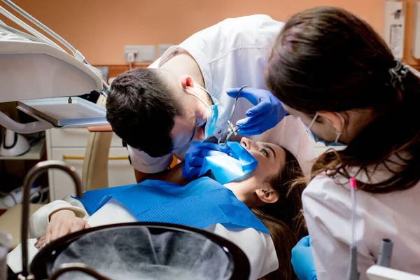 Bir Dişçi Bir Kadının Dişlerini Kabartma Barajı Kullanarak Tedavi Eder — Stok fotoğraf