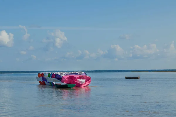 Χαριτωμένο Πολύχρωμο Αυτοκίνητο Καταμαράν Δεμένα Στη Λίμνη — Φωτογραφία Αρχείου