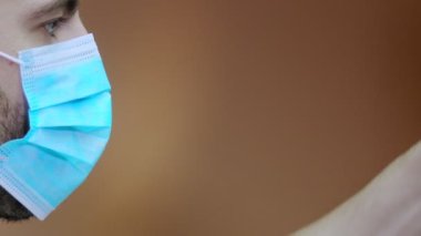 Mikroskopla araştırma yapan genç bir bilim adamı. Mikroskopla çalışmak