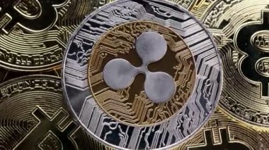 Bitcoins arkaplan, kripto para yatırım kavramı üzerinde dalgalanan XRP madeni para