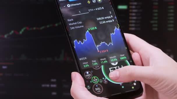 Cryptogeld paren. Bubble Chart, grafiek. Rente, index, daling, groei, nummers op een smartphone scherm in een mobiele app. Makelaar raakt scherm met een vinger, analyseert financiële indicatoren SOL, ETH. — Stockvideo