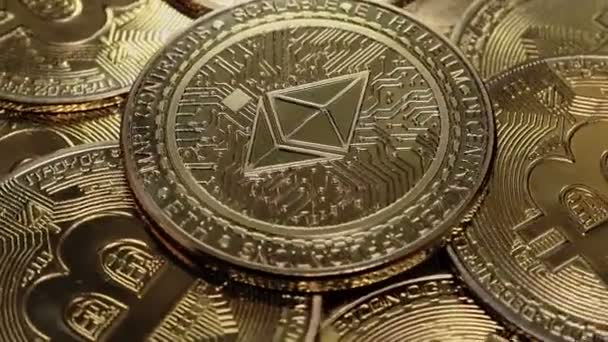 ETH, Ethereum coin на фоне биткойнов, концепция инвестирования в криптовалюты — стоковое видео