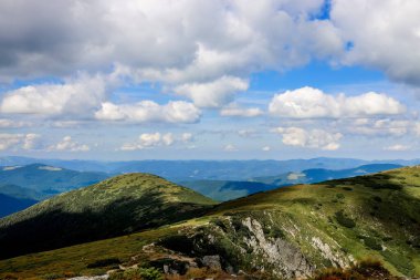 Dağ sırasının inanılmaz manzarası. Dağ manzarası.