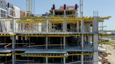 İnşaat halindeki yüksek apartmanın havadan görüntüsü. Gayrimenkul geliştirme.