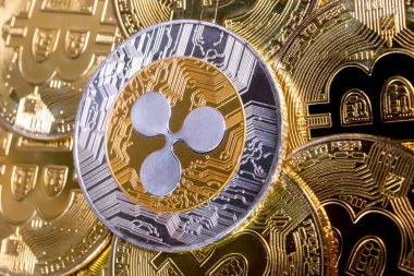 Bitcoins arkaplan, kripto para yatırım kavramı üzerinde dalgalanan XRP madeni para.