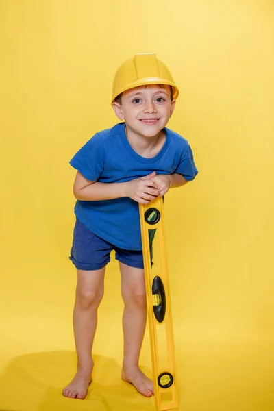 Malý Chlapec Žluté Helmě Stavitel Úrovní Nástroje — Stock fotografie