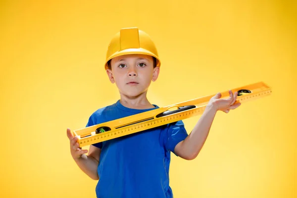 Μικρό Αγόρι Κίτρινο Κράνος Οικοδόμος Εργαλείο Επίπεδο — Φωτογραφία Αρχείου