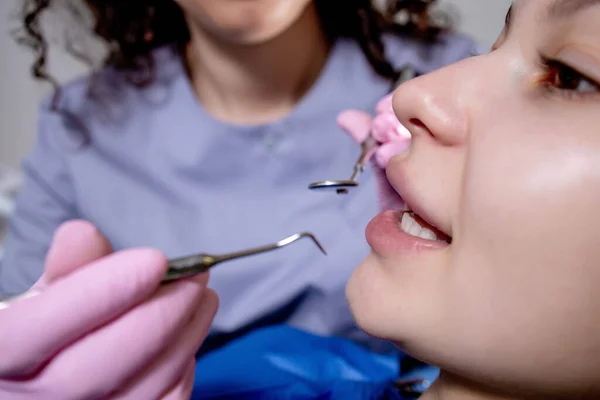 Sağlık Kontrolü Stomatoloji Merkezindeki Dişçi Kadın Dişlerini Diş Aletleri Kullanarak — Stok fotoğraf