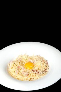 İtalyan mutfağı, yumurta kesesi, spagetti, siyah bir zemin üzerine karbonat Yapıştır.