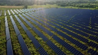 Güneş panellerinin hava görüntüsü gün doğumunda duruyor. Üstgeçit Alanları Yeşil Enerji Peyzajı. Elektrik Gücü, Ekoloji, Yenilik, Küresel Isınma kavramı.