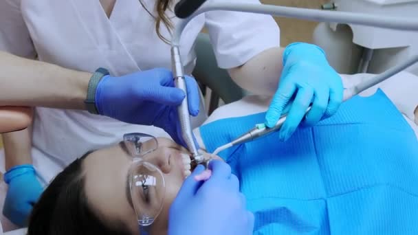 Dentista Com Assistente Microscópio Trata Dentes Paciente Odontologia Progressiva Moderna — Vídeo de Stock