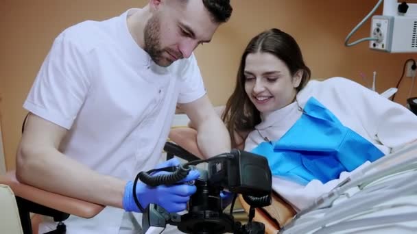 Dentysta Pokazuje Pacjentowi Obraz Wyniku Leczenia Zadowolony Pacjent — Wideo stockowe