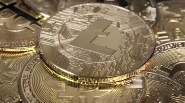 Bitcoins arkaplanı üzerine Litecoin LTC madeni para, kripto para yatırım kavramı.