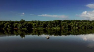 Nehirdeki teknedeki balıkçının hava görüntüsü. Balıkçı yaşam tarzı.
